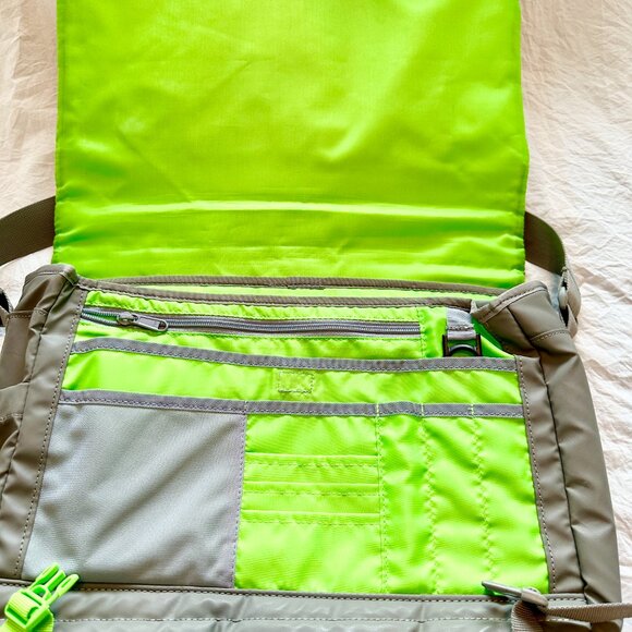 Mens Under Armour gray and green messenger bag - Picture 4 of 4
